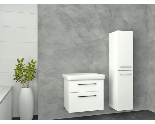 Kúpeľňa s umývadlovou skrinkou a vysokou skriňou