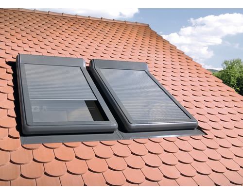 Dve strešné okná s roletami na streche z tašiek