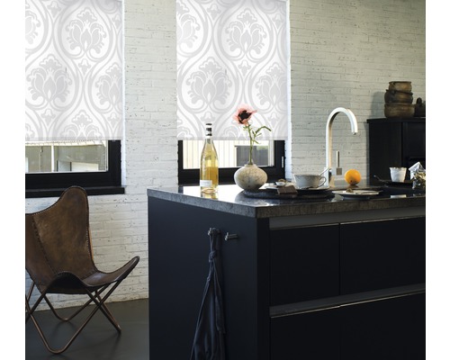 Svetlá kuchyňa s okennými roletami s kvetinovým vzorom, kuchynským ostrovčekom a stoličkou