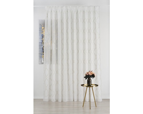 Záclona s orientálnym vzorom pred oknom