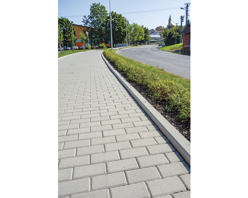 Zámková dlažba Holland 4 cm prírodná Dláždený chodník vedľa cesty
