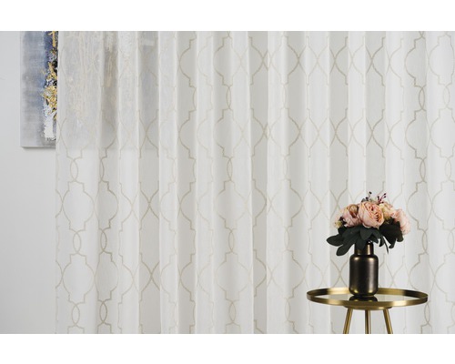 Dekoratívny biely závesný panel s geometrickým vzorom v svetlej miestnosti