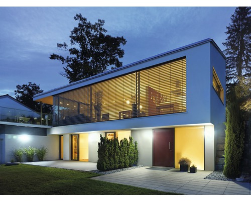 Moderný dom s okennými žalúziami, vonkajšími dverami a záhradou