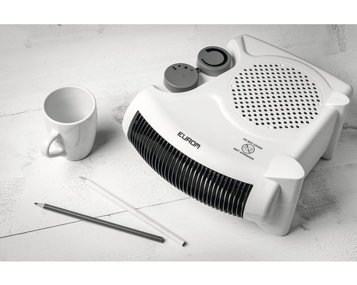 Ohrievač ventilátora Eurom so šálkou a ceruzkami na stole