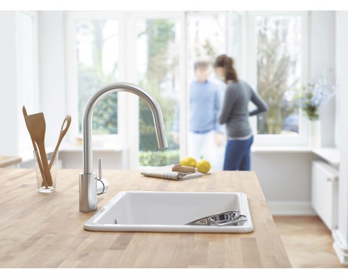 Kuchynská scéna s drezom, batériou a drevenou pracovnou doskou