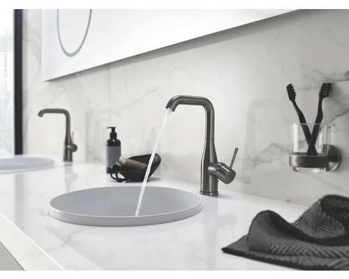 Moderná kúpeľňa s umývadlom na dosku a batériou