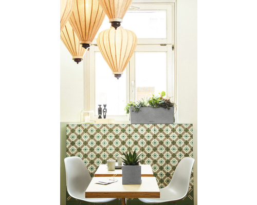 Scéna svetlej miestnosti so stolom, stoličkami, rastlinami a závesnými svetlami