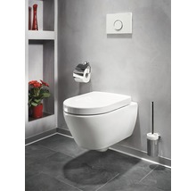 Závesné WC v kúpeľni s držiakom toaletného papiera, splachovacím tlačidlom a WC kefou