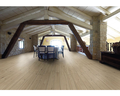 Jedáleň s trámovým stropom, stenou z prírodného kameňa a drevenou podlahou