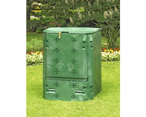 Plastový kompostér v záhrade