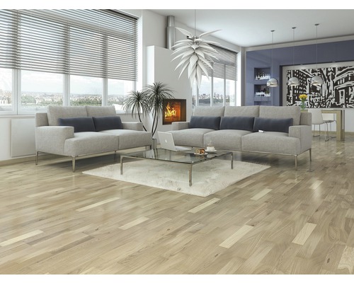 Svetlá obývacia izba s parketovou podlahou, sedačkami a konferenčným stolíkom