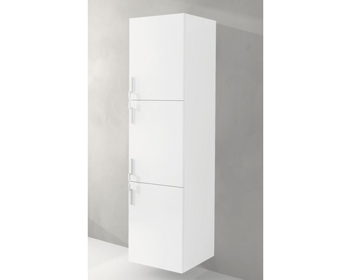 Biela závesná vysoká skrinka s tromi dvierkami do kúpeľne.