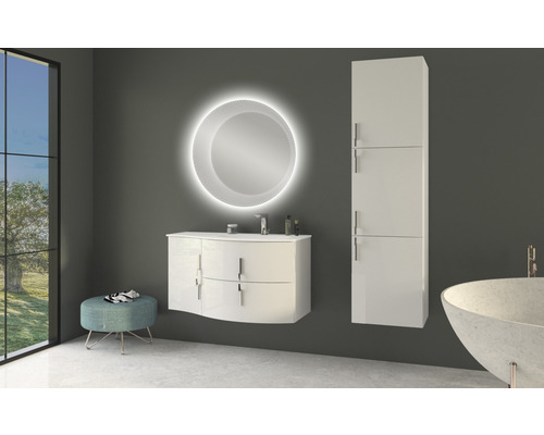 Kúpeľňa s umývadlom, osvetleným zrkadlom, vysokou skriňou a stoličkou