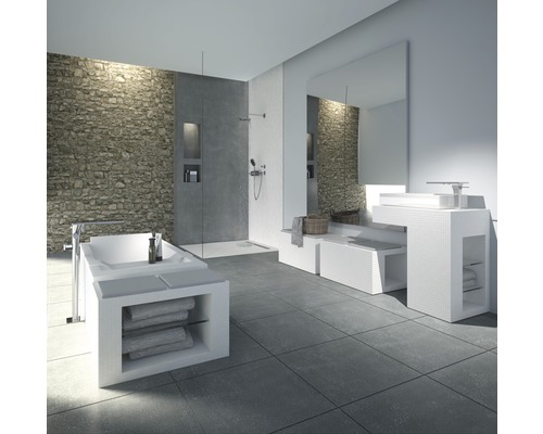 Moderná kúpeľňa s kamennou stenou, sprchou, vaňou a umývadlom