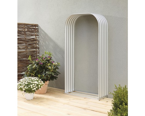 Kovový rám brány na drevenej terase s rastlinami