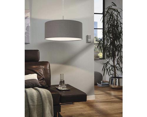 Látková závesná lampa nad pohovkou v obývacej izbe.