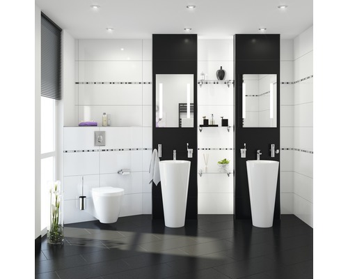 Kúpeľňa s toaletou, umývadlom a zrkadlom