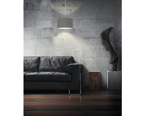 Obývacia izba so sivou závesnou lampou, koženou pohovkou a drevenou podlahou