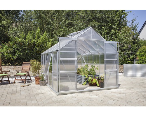 Skleník v záhrade s otvorenými dverami.