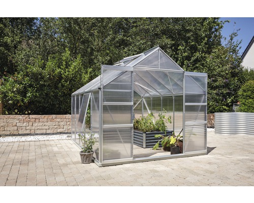 Skleník s otvorenými dverami a rastlinami