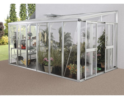 Prístavný skleník s rastlinami a regálmi