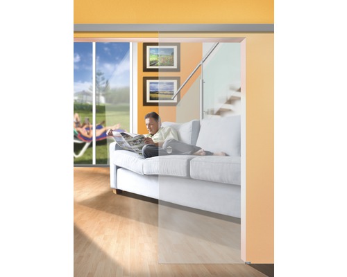 Obývacia izba so sklenenými posuvnými dverami, pohovkou a mužom, ktorý si číta