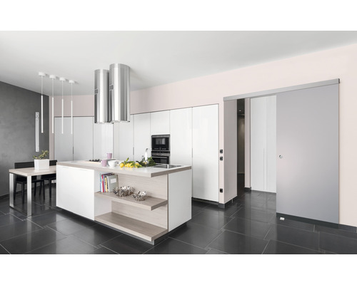 Moderná kuchyňa s kuchynským ostrovčekom, odsávačom pár a posuvnými dverami.