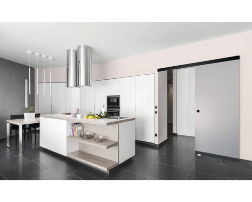 Moderná kuchyňa s kuchynským ostrovčekom, jedálenským stolom a posuvnými dverami