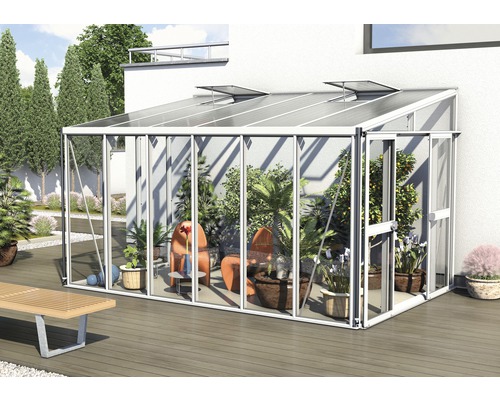 Skleník s rastlinami a posedením v záhrade