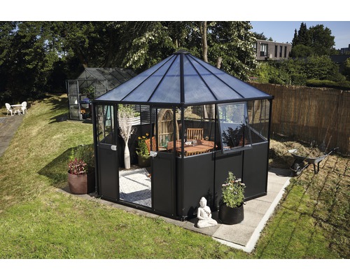 Záhrada so skleníkom a záhradným altánkom s nábytkom