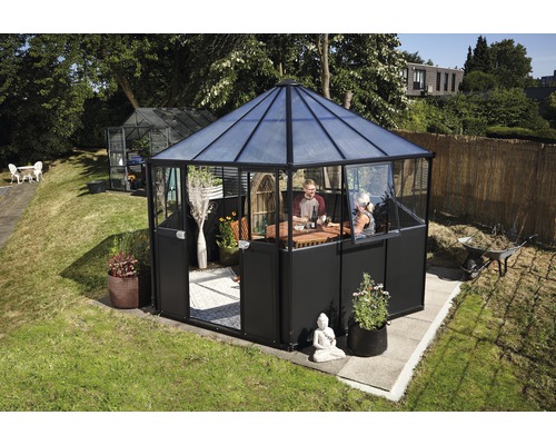 Šesťuholníkový záhradný altánok s ľuďmi pri stole