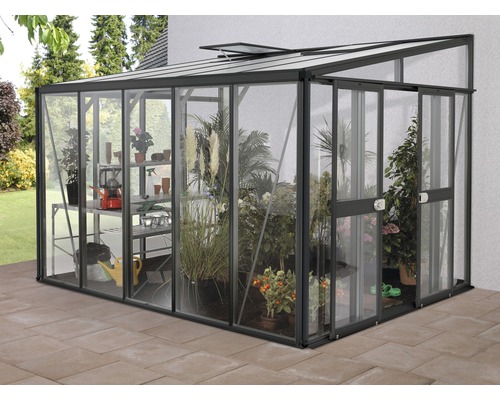 Skleník s rastlinami a policami na pestovanie