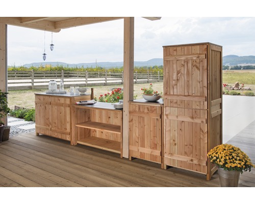 Vonkajšia drevená kuchyňa s pracovnou doskou, skrinkami a policami na terase