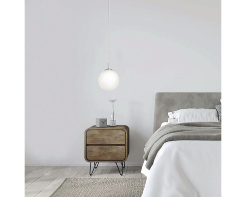 Spálňa s nočným stolíkom, posteľou a okrúhlym závesným svietidlom