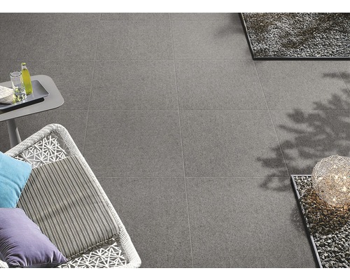 Sivé terasové dlaždice s posedením a odkladacím stolíkom