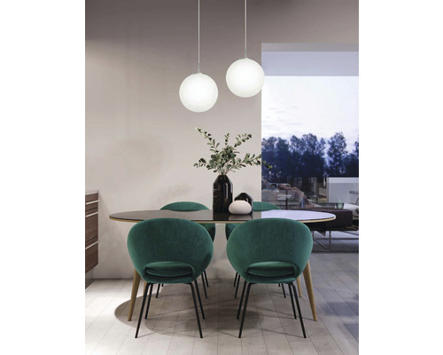 Jedáleň s jedálenským stolom, stoličkami a dvoma okrúhlymi závesnými svietidlami