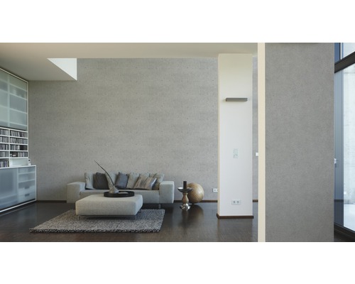 Obývacia izba s pohovkou, kobercom a regálmi