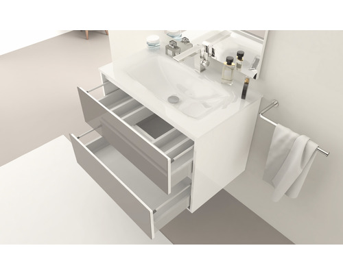 Umyvadlová skrinka s otvorenými zásuvkami, batériou a držiakom na uteráky