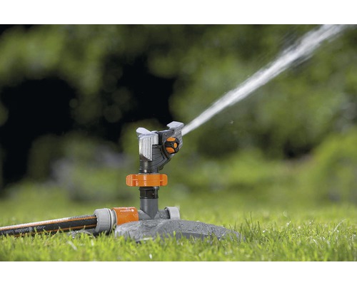 Zavlažovač trávnika zavlažuje trávnik