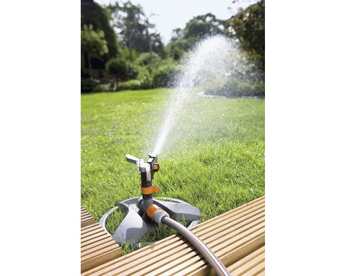 Zavlažovač trávnika v záhrade zavlažuje trávnik