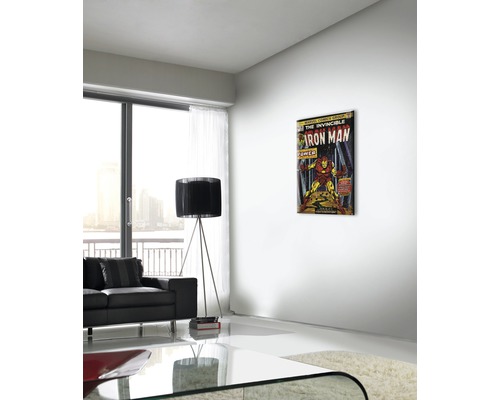 Obývacia izba s pohovkou, stojacou lampou a nástenným obrazom komiksu Iron Man