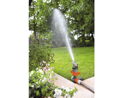 Zavlažovanie záhrady s trávnikovým postrekovačom v záhrade