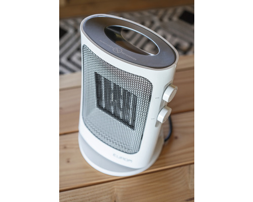 Elektrický ohrievač s okrúhlou základňou a rukoväťou