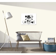 Obývacia izba s lavicou, lampou, stolom a nástennou maľbou s Mickey Mouse a Minnie Mouse
