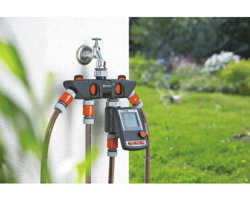 Automatický rozdeľovač vody Gardena so zavlažovacím počítačom namontovaným na vodovodný kohútik