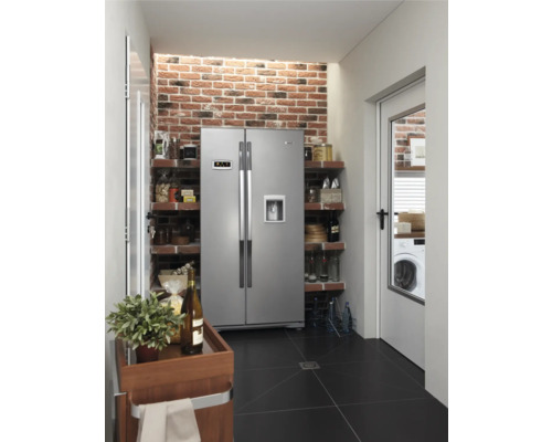 Kuchyňa s chladničkou side-by-side, regálmi, tehlovou stenou a čiernou dlažbou