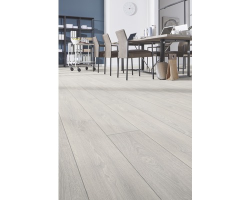 Svetlá laminátová podlaha v kancelárii s nábytkom