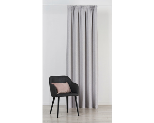 Záves a stolička vo svetlej miestnosti