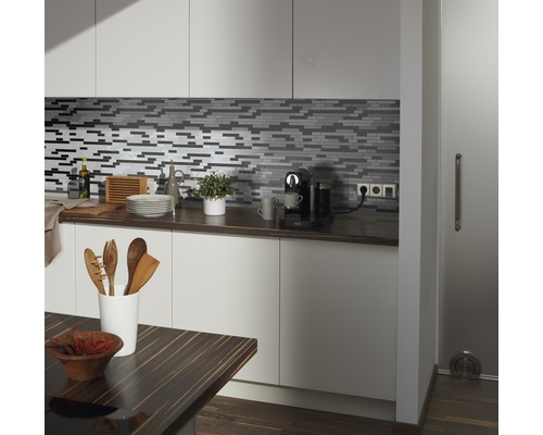 Kuchynská scéna s mozaikovými obkladmi, pracovnou doskou a kuchynským náčiním