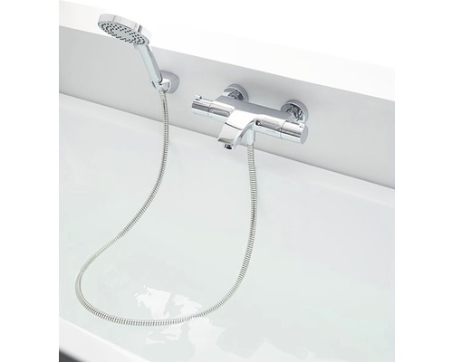 Nástenná sprchová batéria s ručnou sprchou a sprchovou hadicou nad vaňou